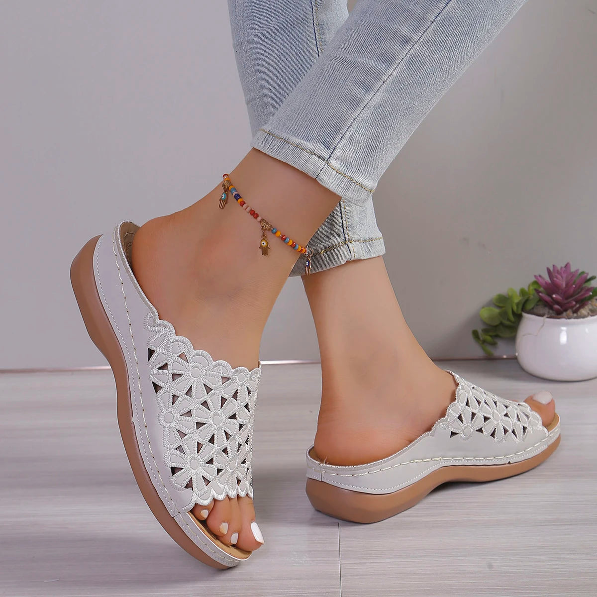 Summer New Wedge-Heeled Thick-Soled Casual Sandals, Non-Slip Breathable Hollow Embroidered Flower Flip-Flops, Breathable and Sweat-Absorbent, Going Out, Vacation, Beach, Party, Valentine's Day Gift