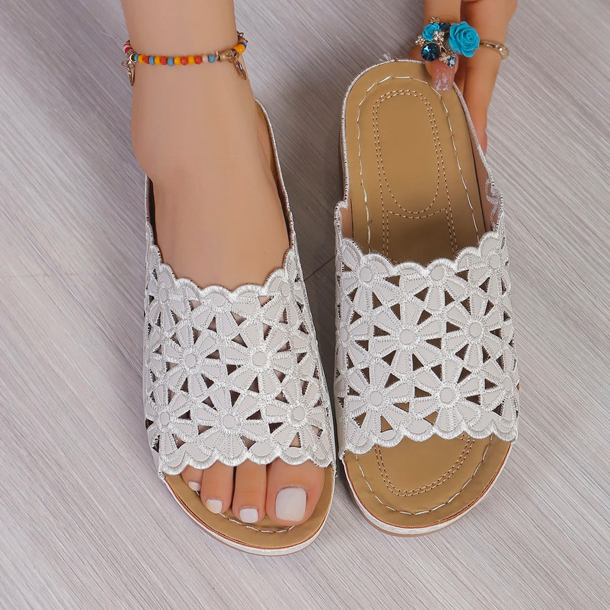 Summer New Wedge-Heeled Thick-Soled Casual Sandals, Non-Slip Breathable Hollow Embroidered Flower Flip-Flops, Breathable and Sweat-Absorbent, Going Out, Vacation, Beach, Party, Valentine's Day Gift
